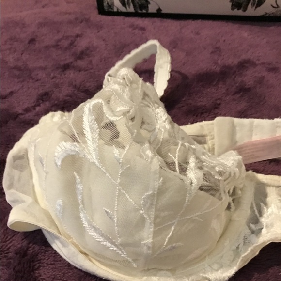 Vintage Victoria Secret White Lacy Demi Bra - Picture 2 of 14